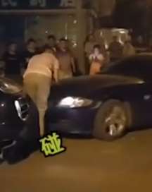 宝马女司机怒撞嚣张男司机，男子惨叫倒地不起！