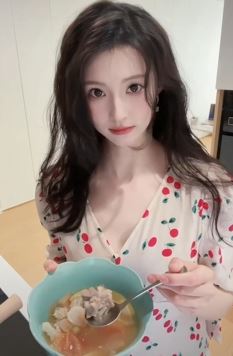 甜美女主播「小樱老师」分享自己烹饪的排骨汤美食 网友:好想吃