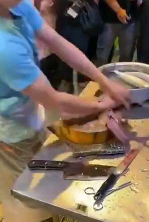 见过这样杀鱼的吗?这杀鱼手法简直太绝了!