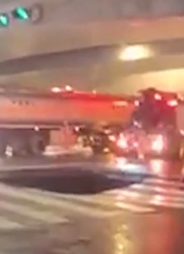 肥西县一处路面塌陷 女子骑车不慎坠入送医