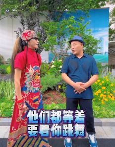 乡村爱情赵四与杨丽萍搞笑切磋舞技 网友：气质这块四哥没毛病