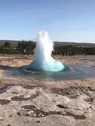 冰岛地热纯天然喷泉，那一瞬间太震撼了！