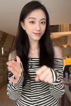 演员王韵之露肩穿搭居家浅跳 网友：何时能看你主演的电视剧