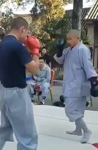 少林功夫一腿踢倒老外，这下知道厉害了！