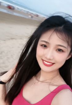 网红小姐姐「Aimee嘻嘻嘻」分享海滩随拍,配文:今天的记忆是带着海水的蓝
