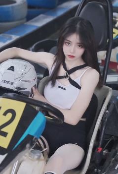 小姐姐「流氓兔」分享玩卡丁车vlog,网友:贵不贵啊,我也想开车!
