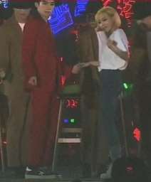 tfboys六周年易烊千玺与女伴舞互动