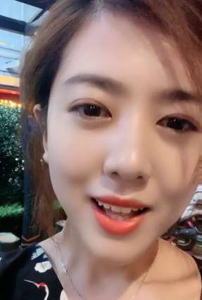 美女不但人漂亮,文采也很不错,这样的女孩你喜欢吗?