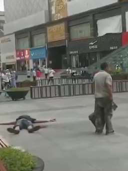 郑州一男子持斧头当街砍人 武警一招制服！