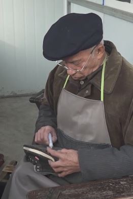 致残老人开修鞋铺 攒下钱资助百余名学生