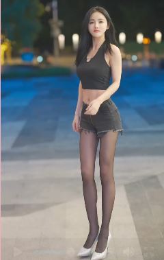 小姐姐「一嫣然」穿黑丝街拍,这样的性感穿搭是不是很吸睛?网友:哪里有腿哪里有我!