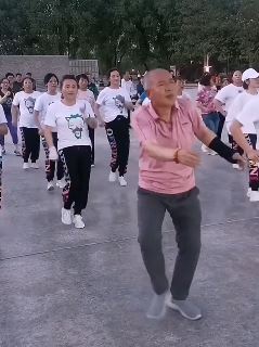 搞笑广场舞:锻炼是健康,快乐是王道!