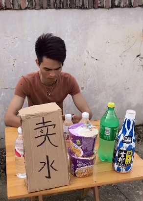 一块石头换一瓶水,这小女孩太机智了!