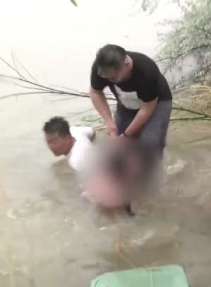 报社记者拍摄雨天素材突遇女孩跳河轻生 与众人合力将女孩救下