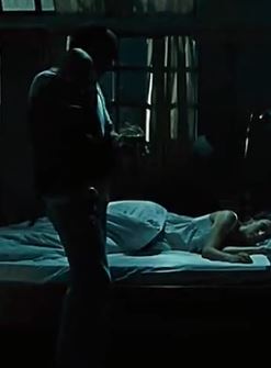 电影《当你熟睡》片段：男人每晚偷藏女孩床底，等其熟睡后行苟且之事！