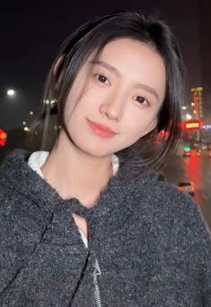 漂亮小姐姐「张石头」分享夜晚户外美景,人在景中更突显清秀可人!