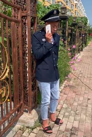 搞笑：一个负责任的保安，去哪都不忘自己的职责"看大门"