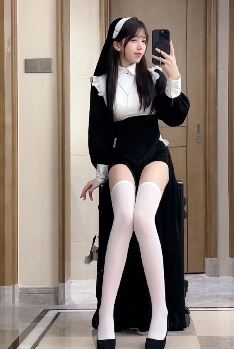 好看小姐姐「天降之雯」居家玩修女变装,配文:艾特你的细狗兄弟来看