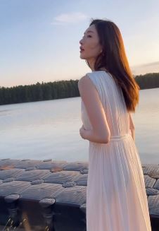 演员江疏影户外穿白色长裙分享落日美景，网友：落日不及你漂亮！