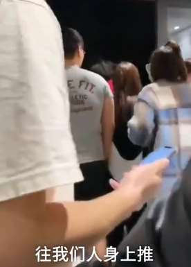 中国留学生在英国戴口罩外出遭殴打 当地警方逮捕2名肇事者