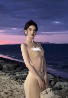 网红女主播「刘雨童」性感穿搭分享海边随拍 网友:妲己下凡了
