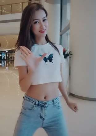 青春靓丽小姐姐商场内热舞 你羡慕这样的好身材吗？