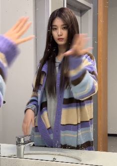 漂亮小姐姐「徐艺洋」洗手间玩酒水变装 网友：洒到我的心上了