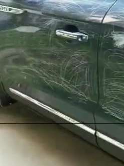 东莞一小区30多辆车被4个小孩划伤 家长遭索赔150万