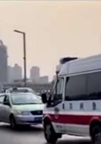 郑州一的哥车停高架桥道路中央昏迷 120赶到后抢救无效身亡
