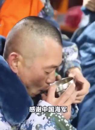 为中国海军点赞,训练中救起遇难四名渔民!