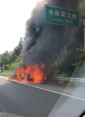 沪昆高速一辆皮卡车发生自燃