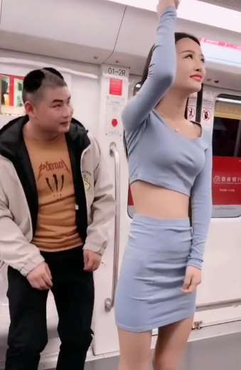 小姐姐这衣服有些短,小兄弟看着有些着急!