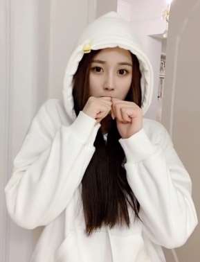 漂亮的小姐姐这手式要表达什么呢？你来给解释一下吧！