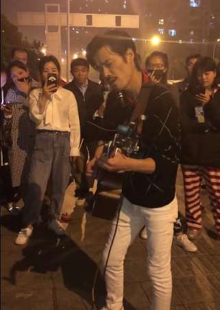 街头歌手演唱放生，声音很像范逸臣，唱得很好听！