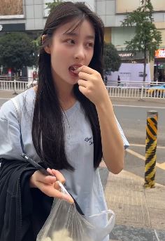 甜美小姐姐「桐家晓月」路边买麻汤吃,你小时候吃过这东西吗?