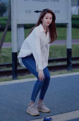 网红小姐姐示范正常人与学过茶艺的人捡东西的区别