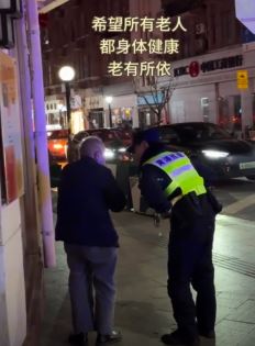 男生街头发现走失老人暖心救助