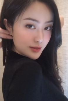 高颜值御姐「宋琳」分享居家随拍，五官精致面如桃花！