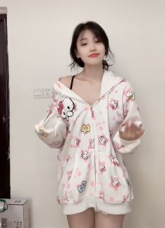 漂亮小姐姐「鱼香茄子炒肉包」穿hello Kitty可爱装居家浅跳