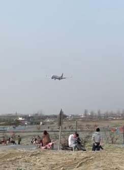 成都空港运动公园走红，许多市民来此打卡赏飞机起落