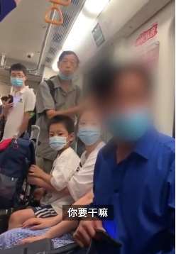 成都地铁一嚣张男子猥亵女子被拘留15日