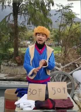 搞笑：小伙模仿光头强卖衣服