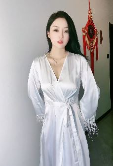 气质小姐姐「羊羊」穿睡衣居家浅跳,配文:如果开心的话,忘了我也没关系!