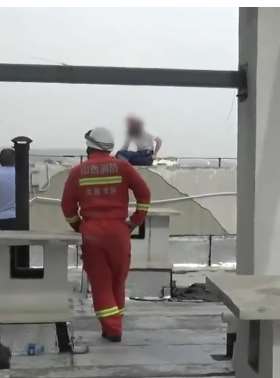 山西一女子因感情纠纷欲跳楼 男友被押解过来赔罪