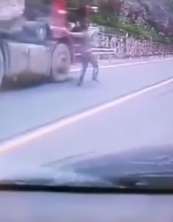 正能量：高速路上货车失控，热心司机见状勇敢施救