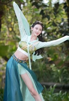 小姐姐「曹赛亚」穿汉服古装翩翩起舞 网友:现在仙女都随便下凡的吗!