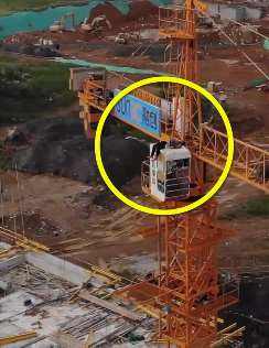 贵阳一男子爬塔吊欲轻生 与消防员协商2小时竟睡着了