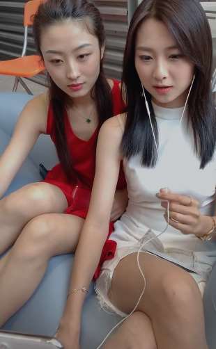 两美女车模同框 你喜欢哪一个呢？