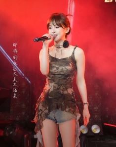 网红歌手「陈饼饼」翻唱经典老歌《月亮惹的祸》,好听没听够 网友:唱个完整版