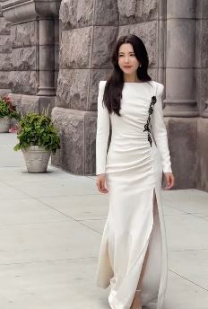 演员曾黎穿白色开叉长裙街头随拍 尽显成熟女人魅力